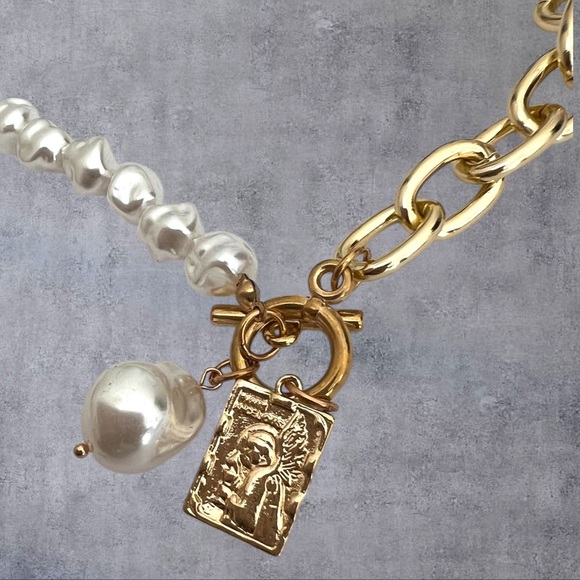 Faux pearls & Gold plated chunky necklace with a square charm - Picture 5 of 6